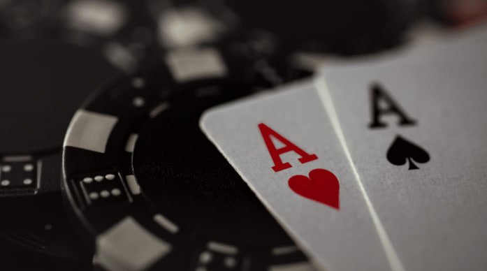 Antarmuka aplikasi mobile mpo red menampilkan slot Aviator, Sweet Bonanza, dan permainan live dealer